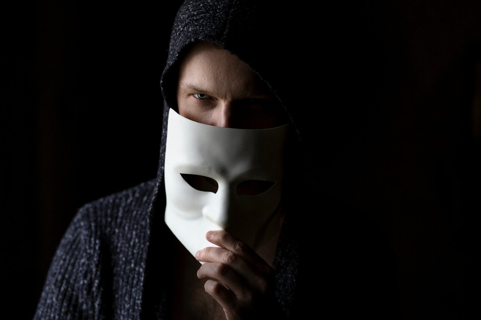 How to Spot Fake Profiles Online and Protect Yourself from scammers